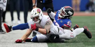 EAST RUTHERFORD, NEW JERSEY - OCTOBER 04: Arvell Reese #52 of the New York Giants tackles Trey McBride #85 of the Arizona Cardinals during the fourth quarter at MetLife Stadium on October 04, 2026 in East Rutherford, New Jersey. (Photo by Caleb Bowlin/Getty Images)